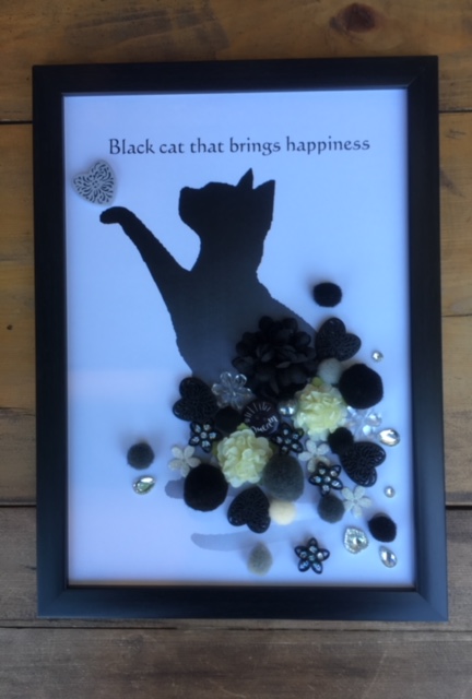 幸せを招く黒猫　招き猫　黒猫　インテリアパレル　お花の中から黒猫