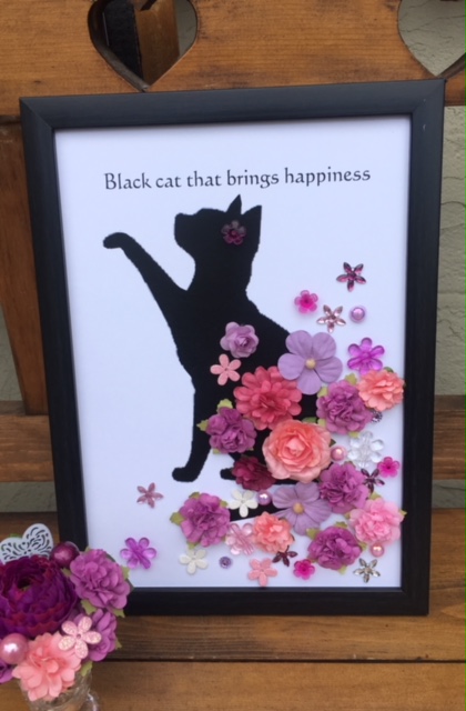 幸せを招く黒猫　招き猫　黒猫　インテリアパレル　お花の中から黒猫